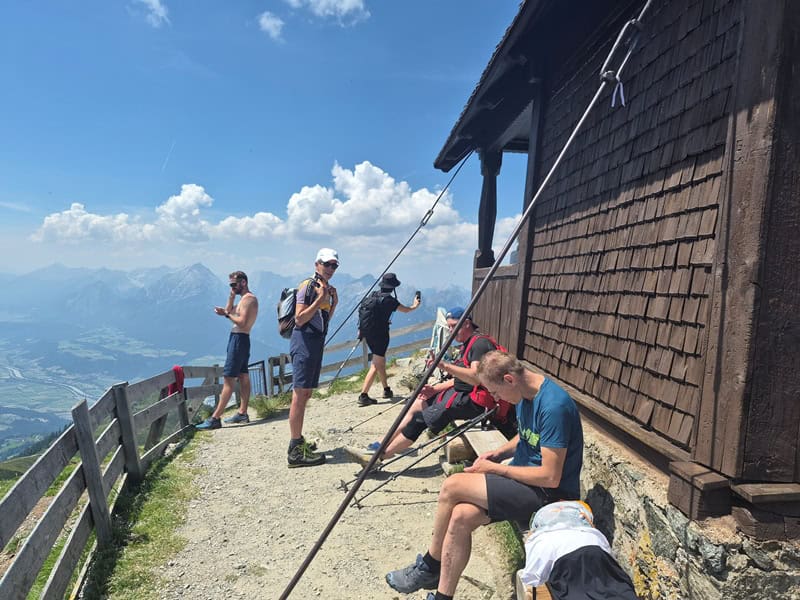 kurze Rast an der Knappenkapelle am Kellerjoch