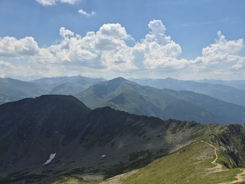 Blick in die Tuxer Alpen; im Vordergrund Verbindungsgrat zum Kuhmöser