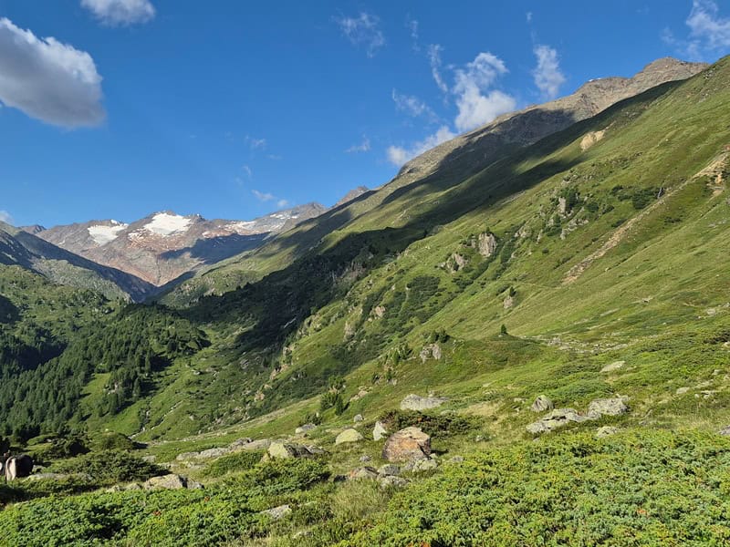 Im Bild der aufsteigende Steig zum Ramolhaus