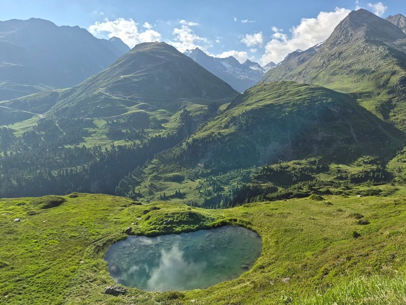 herrliche Szenen am frühen Vormittag auf die Hohe Mut und den den Schönwieskopf hinter denen das Rotmoostal beginnt und einen geologischen Lehrpfad eröffnet