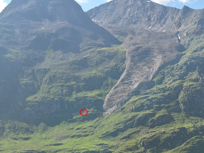 die Dimensionen des Hochebenkar-Blockgletschers werden sichtbar, wenn man das Fahrzeug am abfallenden Weg etwa 50 m links von der Kreuzung Blockgletscher/Straße zum Vergleich nimmt