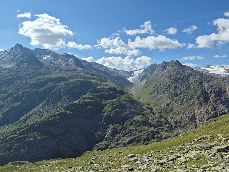 nach und nach nimmt der Einblick in das beeindruckende Langtal an Tiefe zu, hinten der Langtaler Ferner, der mit der Besteigung der eine ideale Kombination mit der Besteigung der Hochwilde darstellt