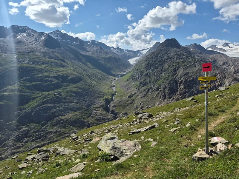 Abzweigung zum Langtal bzw. der Langtalereckhütte und dem Gurgler Ferner; links unter der Wolke der Hintere Seelenkogel
