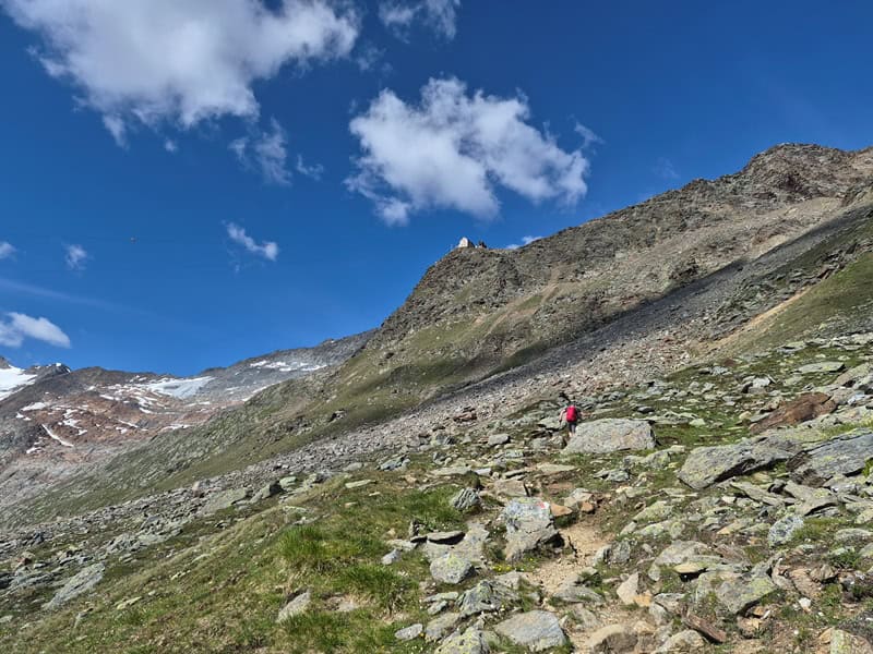 am Sonnenberg, knapp unterhalb des Ramolhauses, das mit einer Kehre von Westen her erreicht wird