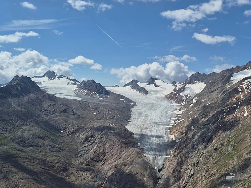 Schwärzenkamm, Gurgler Ferner und Ramolkamm im Süden des Ramolhauses; an der Westflanke des Schwärzenkamms ist das geschlossene Hochwildehaus zu erkennen