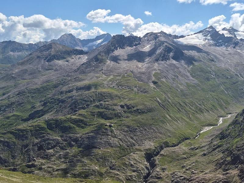 Blick auf (v. li.) Granatenkogel, Hochfirst, Liebenerspitze, Kirchenkogel im Vordergrund, Hochebenkamm, Vorderer, Mittlerer und Hinterer Seelenkogel