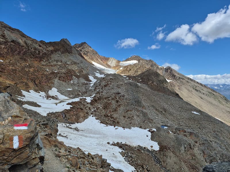 von der Rippe aus kann das Gelände zu den Ramolkögeln hin gut eingesehen werden; fast wie ein Tal zieht sich die Route nordwärts