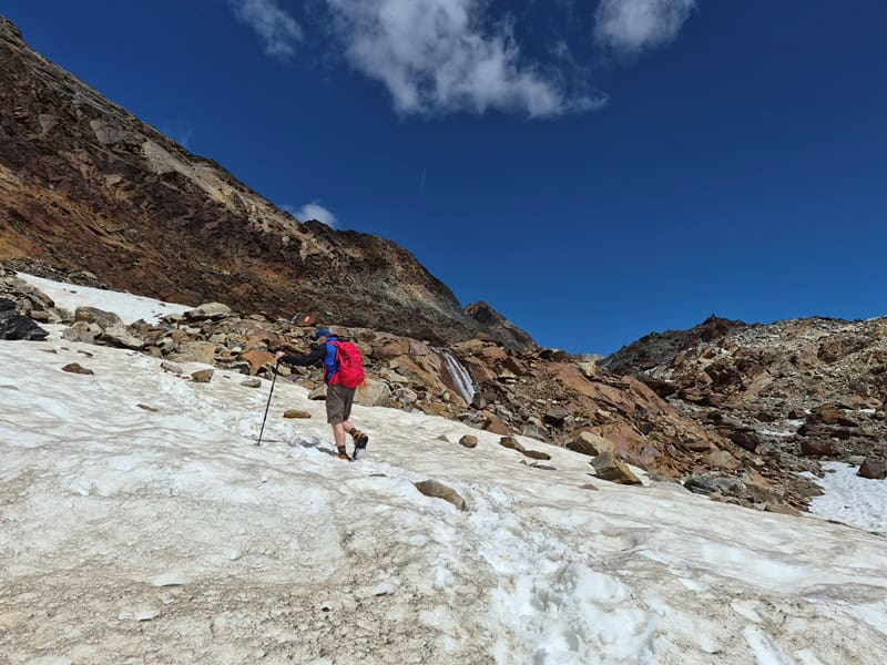 nach dem Abstieg von der Rippe auf die Firnreste des ehemaligen Küppeleferners am Steig zum Ramoljoch