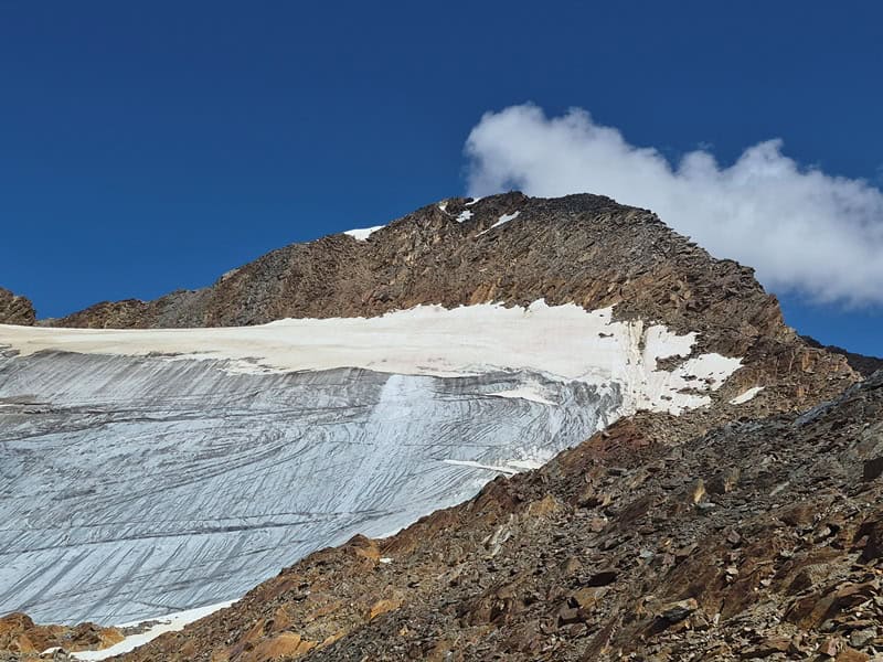 schön geformte Eisströme am Gletscher; rechts die Aufstiegsroute durch den Firn
