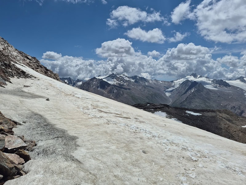 Rückblick auf den Eisansatz auf der Anichspitze; keine Randkluft zu sehen
