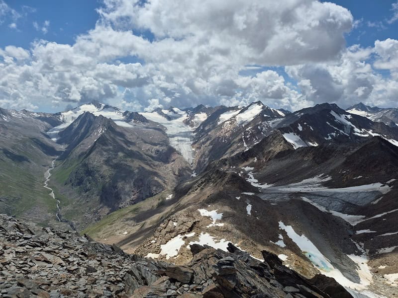 der erste Blick am Nördlichen Ramolkogel gilt dem Panorama nach Süden mit dem Gurgler Ferner, Schwärzenkamm, Hochwilde, Bankkogel, Falschungspitze, Karlesspitze, Querkogel, Kleinleitenspitze und Schalfkogel