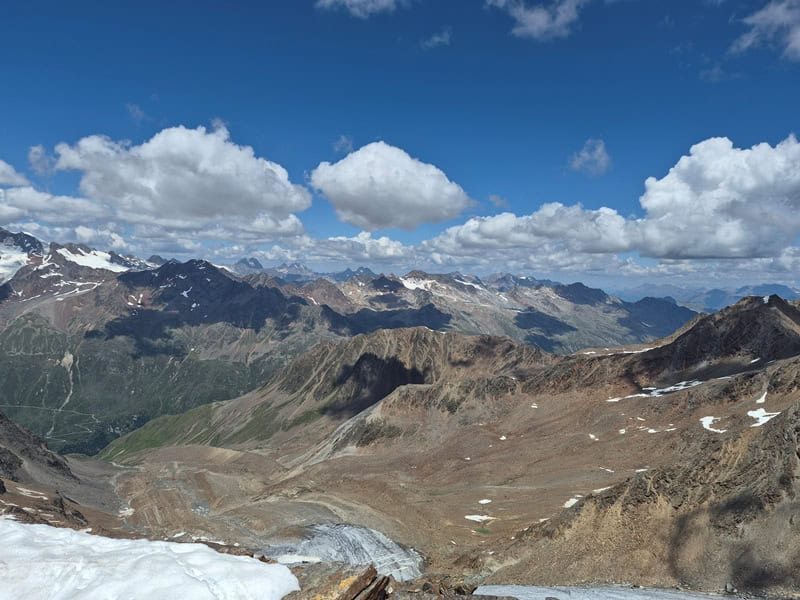 mittig der Kaunergrat mit Watzespitze, Verpeilspitze, Gsallkopf sowie Rofelewand; mittig der Geigenkamm mit Puitkogel und Hoher Geige