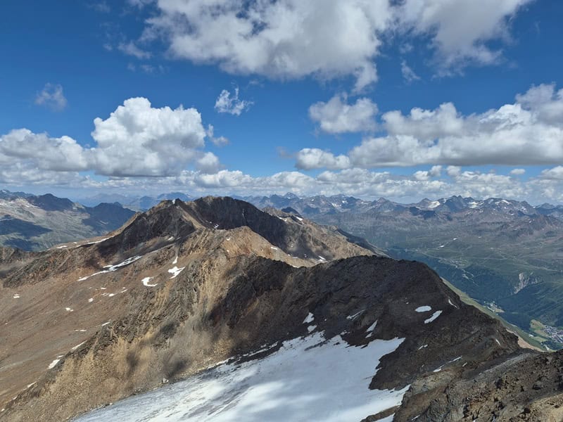 im Vordergrund der vordere Teil des Ramolkamms, links davon in der Ferne der Grünstein und die nordwestlichen Gipfel der Stubaier Alpen mit Acherkogel, Sulzkogel und Breitem Grieskogel, rechts vom Kamm der Gleirscher Fernerkogel, Hohe Seeblaskogel, Schrankogel und Ruderhofspitze