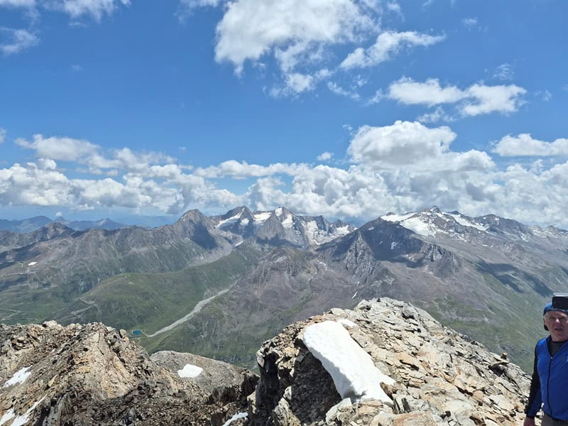 links Hohe Kreuzspitze in der Ferne, der südliche Eckpfeiler der Stubaier Alpen, im Gurglertal gegenüber Granatenkogel, Hochfirst, Liebener Spitze, Hinterer Seelenkogel dahinter Dolomiten in der Ferne