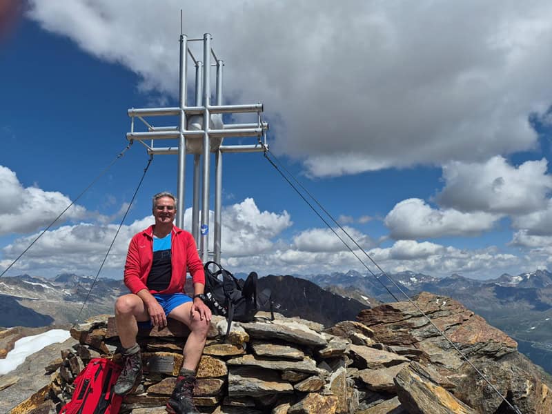 Anichspitze, 3.427 m; Gipfelkreuz mit dem Erdball mittig der Oberperfer Errichter zu Ehren Peter Anichs