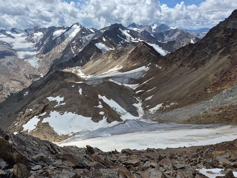 Blick auf den Ferner am Fuß des Nördlichen Ramolkogels mit Zustieg vom Ramolhaus und Kleinem Ramolkogel rechts d. Bildhälfte