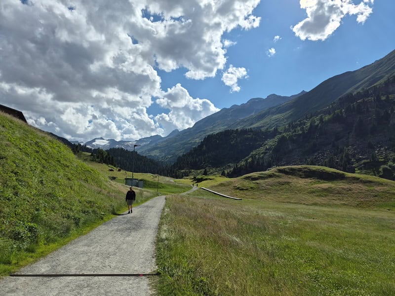 Ankunft mit Rückblick von Obergurgl mit selbst auf 1.900 m Seehöhe ungewöhnlich warmer Temperatur von über 25 °C