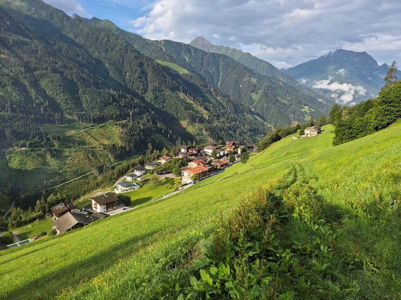 Rückblick oberhalb der Wiesen am Hoangatbichl Richtung Westen unterwegs