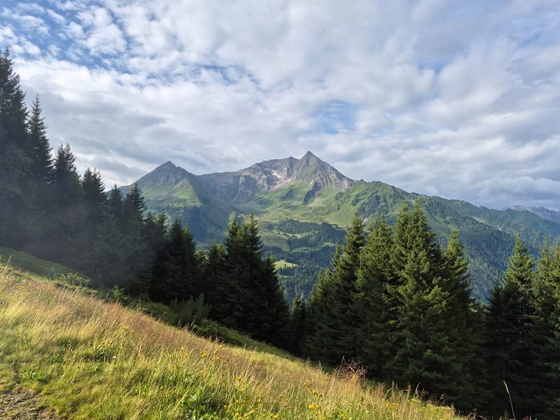 gegenüber die imposanten Gipfel der Ahornspitze und des Grundschartners