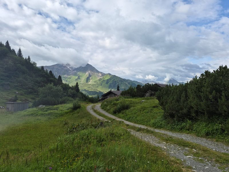 bereits hinter dem Kolmhaus; Ahornspitze und Grundschartner bereits von Nebel umspielt
