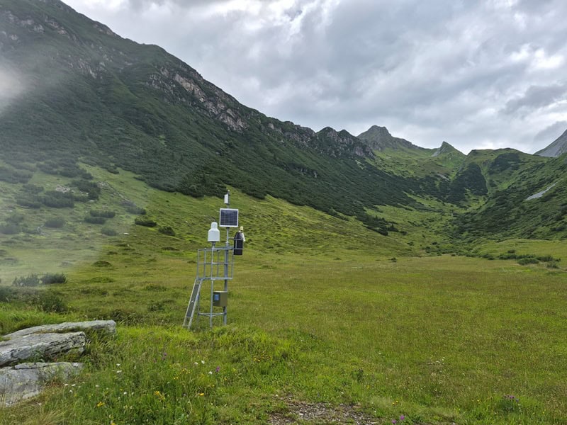 Torhelm links und Seespitze mittig am Brandberger Joch; im Vordergrund die auf dem Lawinenreport des Landes Tirol abrufbare Wetterstation