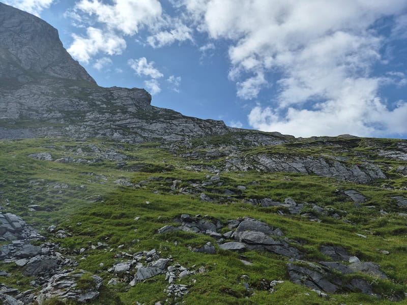 über gestufte Felsbänke mit breiten Bändern dazwischen zieht der Steig bergwärts