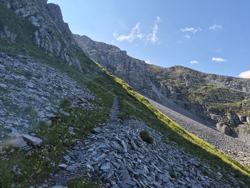 im Kar zwischen Brandberger Kolm und Kleinem Kolm; der Steig wurde in steiler Querung des Westhangs des Kolm angelegt, um Höhe unterhalb der Felsen auf der gegenüberliegenden Rippe zu gewinnen