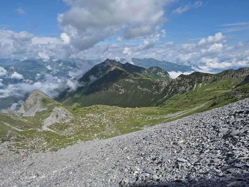 Blick zum Kleinen Kolm und dem fossilen Blockgletscher am unteren Endes des Kars; die Gletscherflußrichtung deutlich zu erkennen