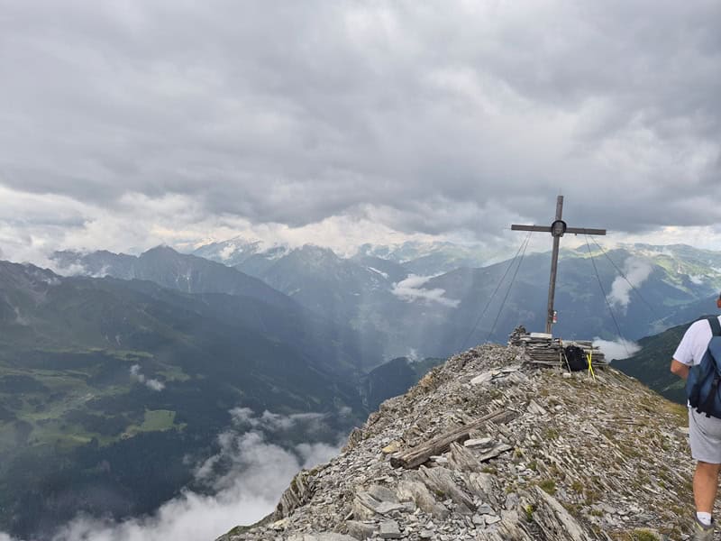 Regen rückt von Westen heran; es bleiben ein paar Minuten für eine Gipfelrundschau