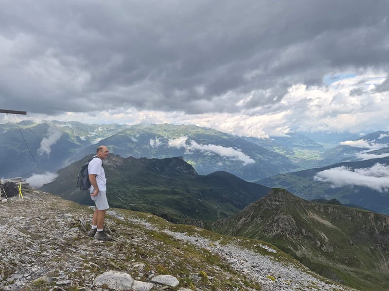 die Tuxer im Hintergrund, Andi verdeckt den Gipfel des niedrigeren Hochfelds, rechts davon der Gerlosstein und wieder rechts der Torhelm mit dem Zillertal dahinter