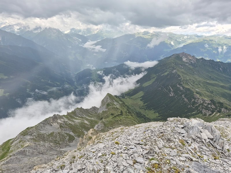 um den Blick hinab auf Brandberg zu gewinnen, muß man vom Gipfelkreuz etwa 50 m nach vorne absteigen; der Blick lohnt sich