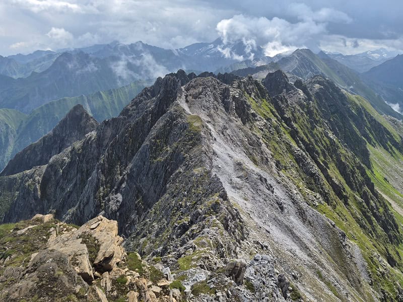 am Ende des Zillerkamms die Hochsteinflache mit 2.769 m etwas höher als der Brandberger Kolm, rechts im Bild hinten