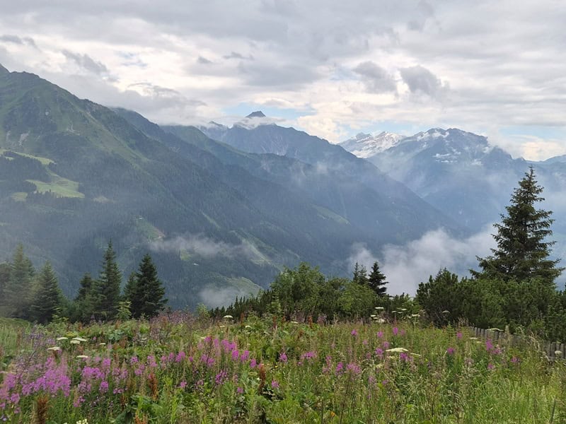 freiwerdende Sicht vom Kolmhaus auf die Gipfel im Tuxerkamm; Schrammacher, Olperer, Gefrorene Wand-Spitzen und Hoher Riffler sowie Grinbergspitzen; link der Tristner