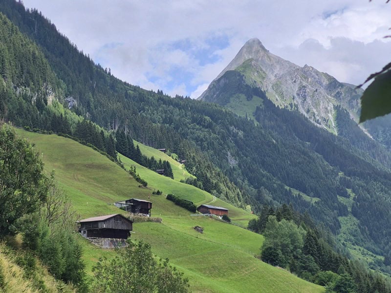 letzter Rückblick auf die obersten Gebäude in Brandberg mit dem Kolm dahinter