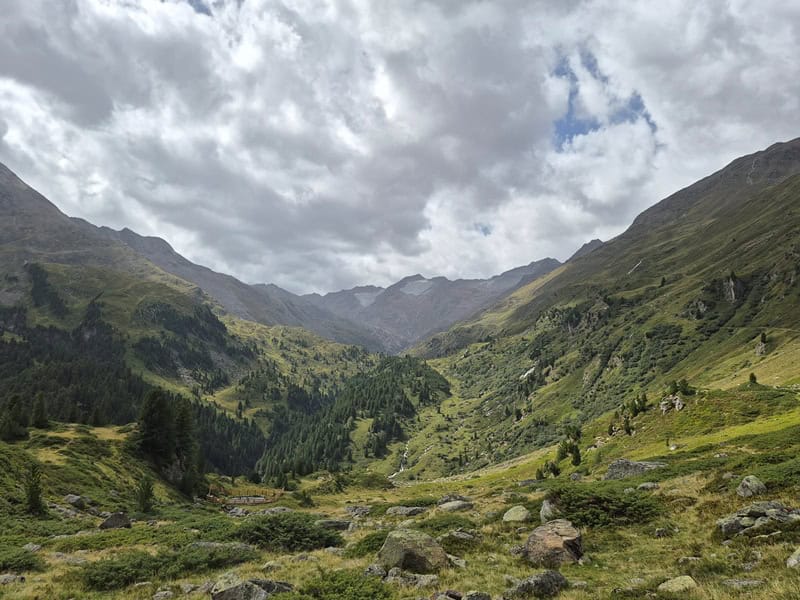 bärige Ansicht durch das Gurgler Tal, links Kleinleitenferner mit Kleinleitenspitze darüber rechts davon Schalfferner mit Schalfkogel