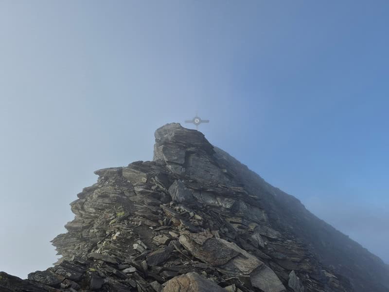 das Gipfelkreuz am Hinteren Spiegelkogel in Sicht