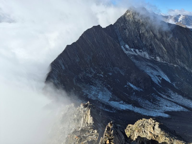 der Grat zur Firmisanschneide wird in Angriff genommen; stimmungsvoll durch den Nebel geht es am Westgrat bergab