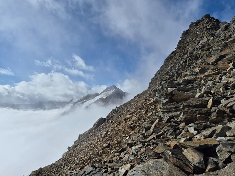 Aufstieg vom Spiegeljoch auf den ersten Aufschwung vor der Firmisanschneide; im Hintergrund der Schalfkogel