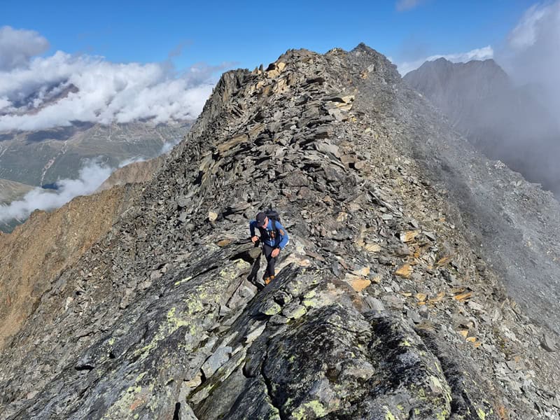 Nette, leichte Kletterstellen bereits weit oben am Grat nach der Firmisanschneide