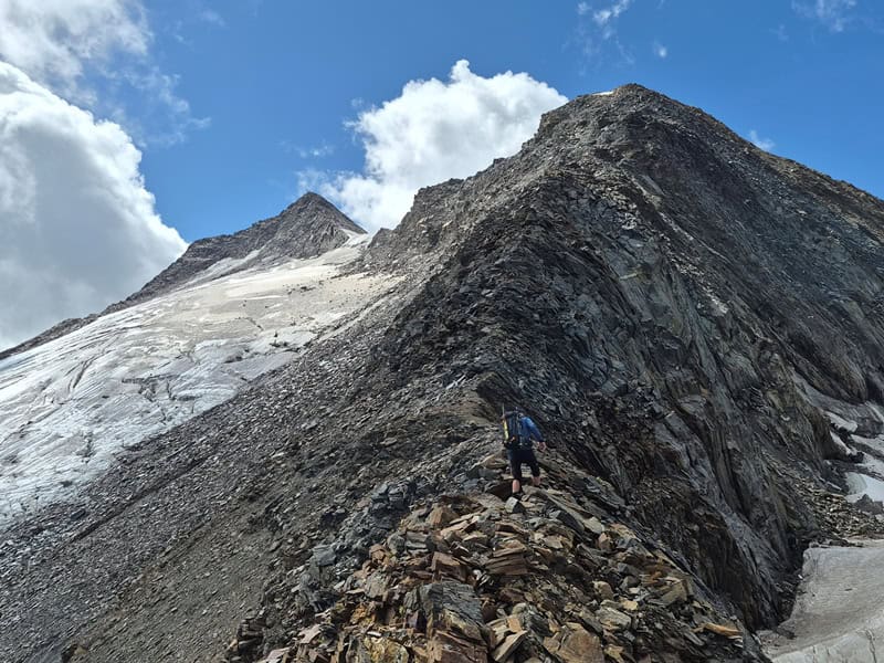 Entscheidung über den Aufstieg zum Schalfkogel, unausgesprochen einhellig die Meinung und es geht los, wir lassen das Firmisanjoch hinter uns und meinten zu diesem Zeitpunkt noch zurückkehren zu müssen
