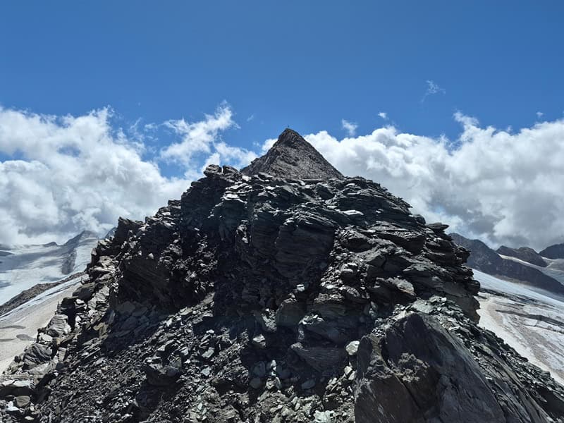 die letzte Bastion an sehr losen Gratfelsen, die fast nur mehr durch ihre Auflast in Position gehalten werden