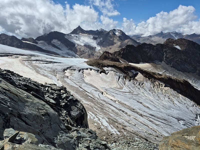 phantastische Gletscherformen am Mittelteil des Diemferners; stets dominierend im Hintergrund die Hintere Schwärze in knapp 10 km Entfernung