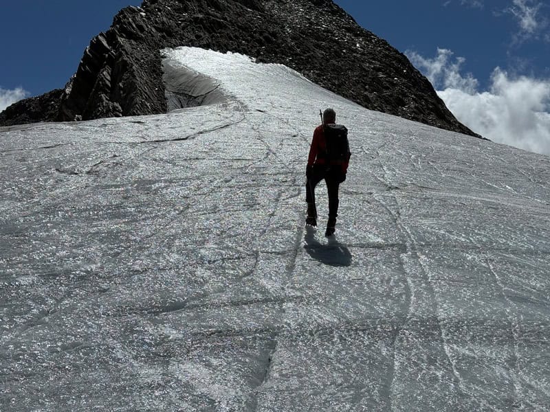 Passage des kurzen Eiskragens am Gipfelaufbau des Schalfkogels