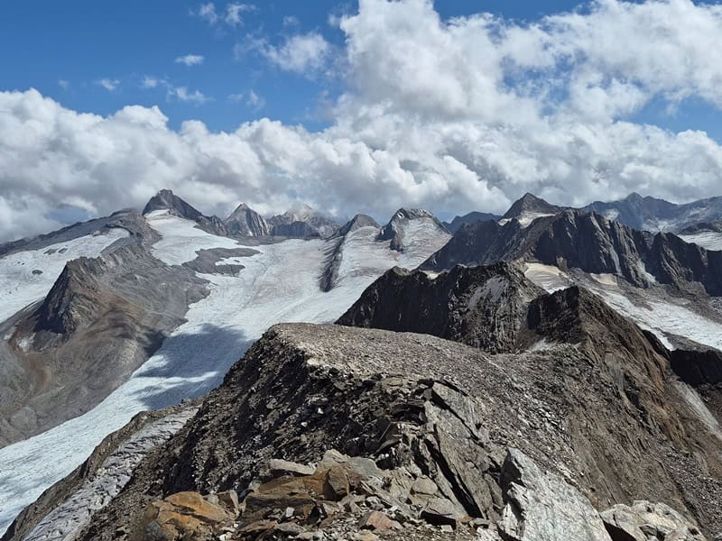 phantastische Aussicht auf den Gurgler Kamm mit links den Hochwildegipfeln, Bankspitze, Falschunggspitze, Karlesspitze, Querkogel im Vordergrund, im Hintergrund Hohe Weiße, Lodner und das Roteck