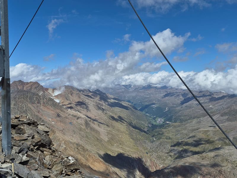 linke Bildhälfte Großer und Mittlerer Ramolkogel sowie Verlauf des Ramolkamms und Gurgler Taleinschnitt; im Hintergrund die Stubaier Alpen