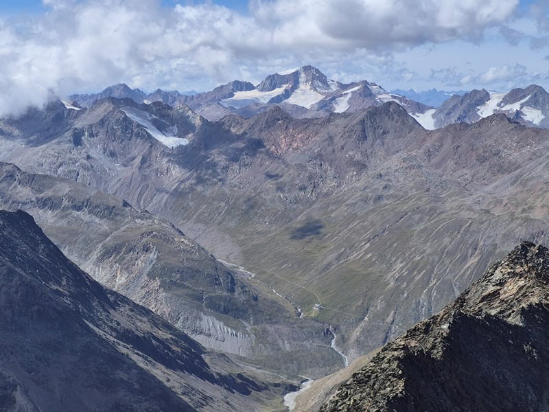 Hauslabkogel im Vordergrund links, in der Tiefe das Martin-Busch-Haus, Saykogel im Vordergrund, Weißkugel und Langtauferer Spitze im Hintergrund, Sennkogel im Vordergrund, Piz Buin weit in der Ferne, Hochvernaglwand, Hintere Hintereisspitze