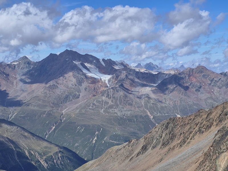 Wildspitze mit rechts Kreuzerschneide, in der Ferne Watzespitze, Schwabenkopf, Verpeilspitze, Gsallkopf und Rofelewand im Nebel, im Vordergrund Weißer Kogel