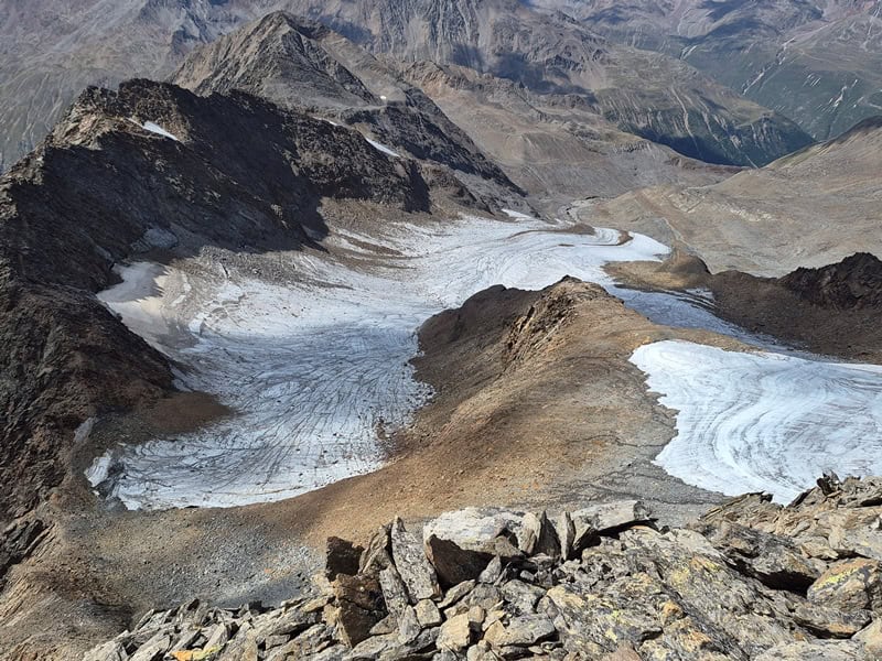 einen leichter Abstieg sahen wir über den östlichen Teil des Diemferners; nach dem Eiskragen des Schalfferners über Blockwerk ins Kar unterhalb des Schalfkogels und weiter über den Gletscher zu seinem Ende in der Tiefe