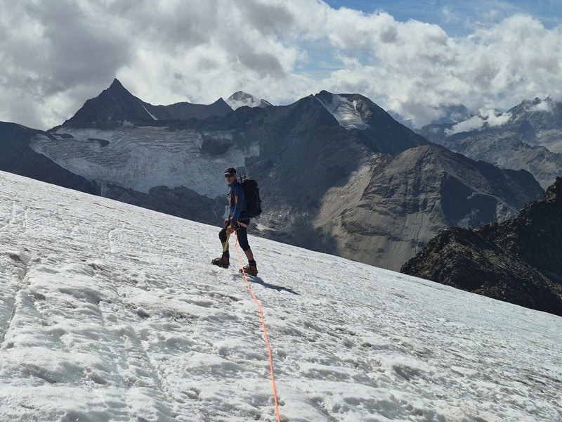 Abstieg über den Eiskragen mit der beeindruckenden Hinteren Schwärze, dem Similaun im Nebel und dem Mutmalkogel