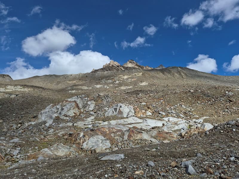 Seitenmoränen etwa 80 bis 100 m oberhalb zeugen vom Gletscherhochstand vor 175 Jahren